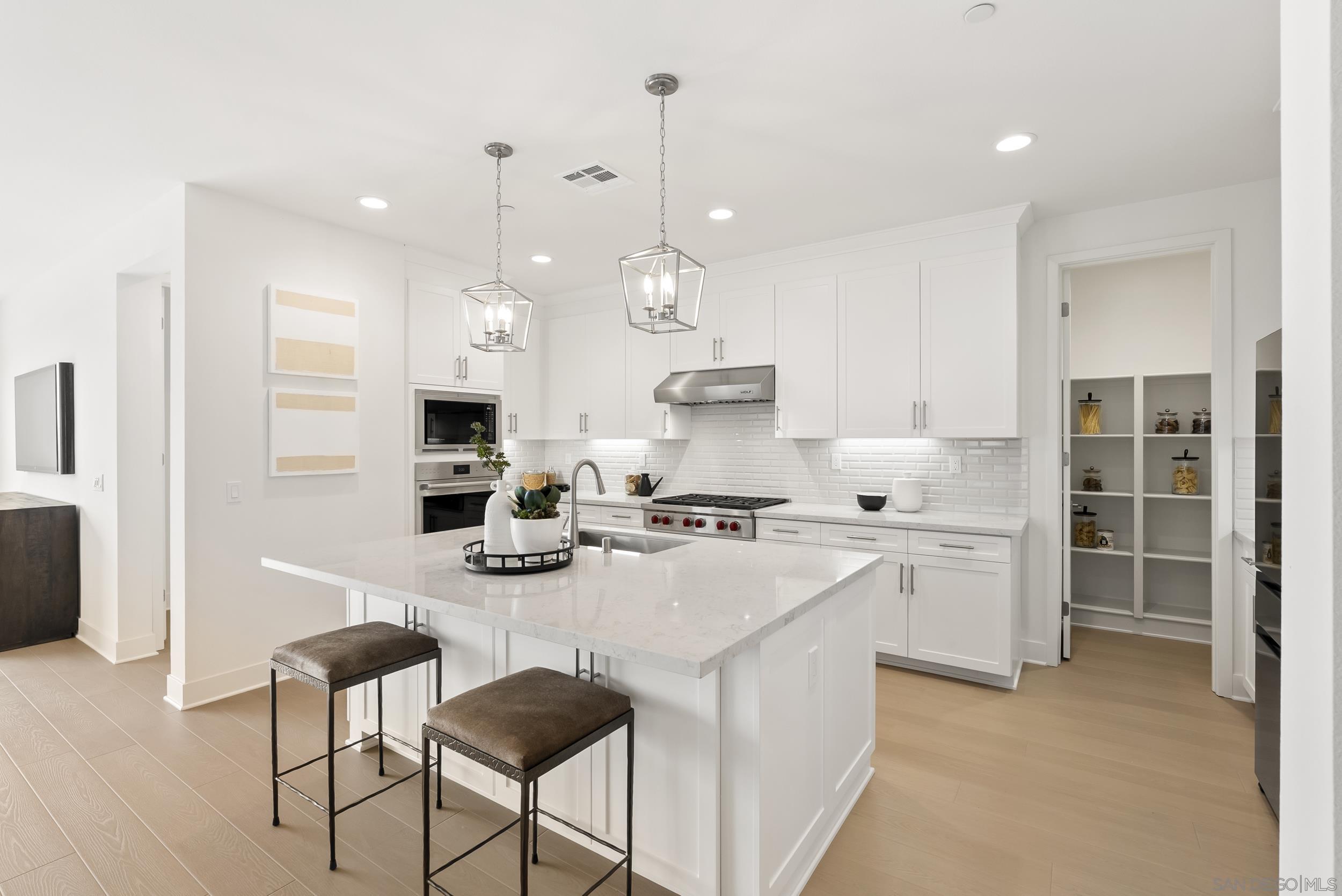 1242 Topanga Dr