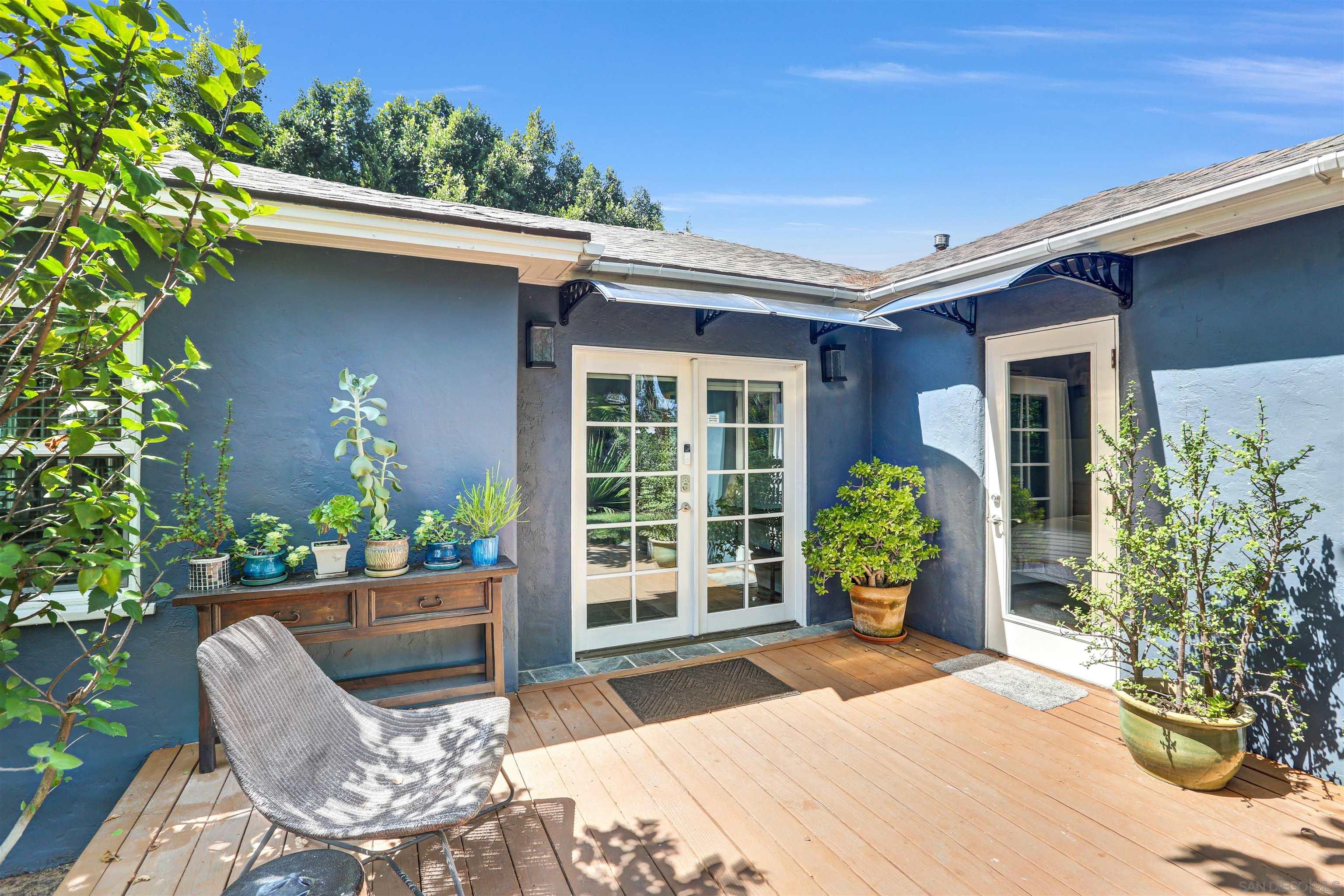 843 Vanderbilt Pl