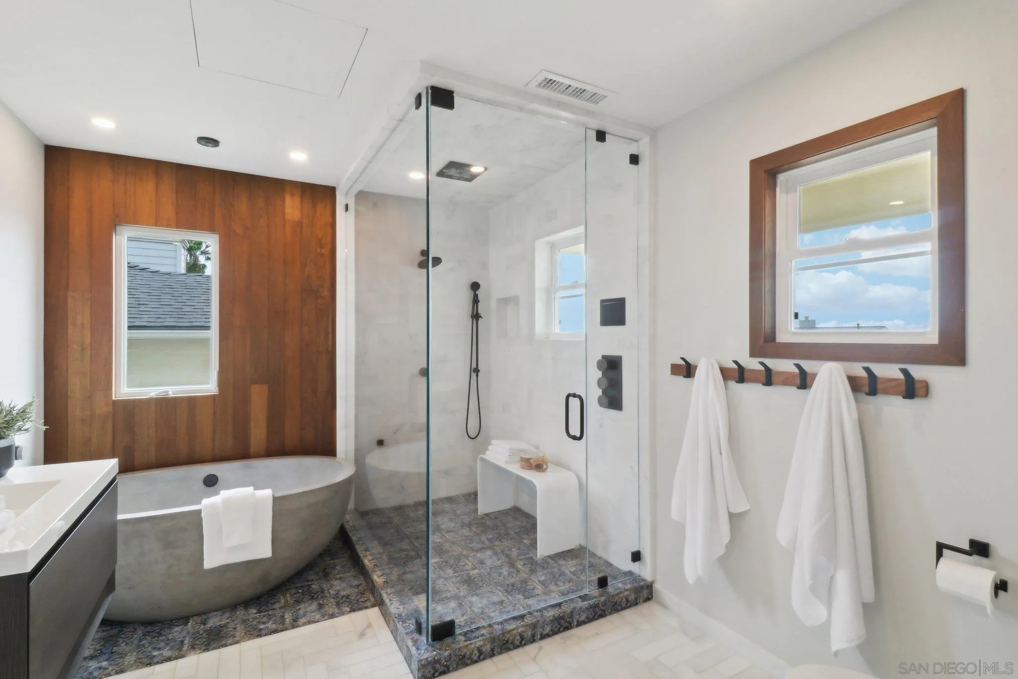 La Jolla, California 92037, United States, 4 Bedrooms Bedrooms, ,3 BathroomsBathrooms,Residential,Pending,99577