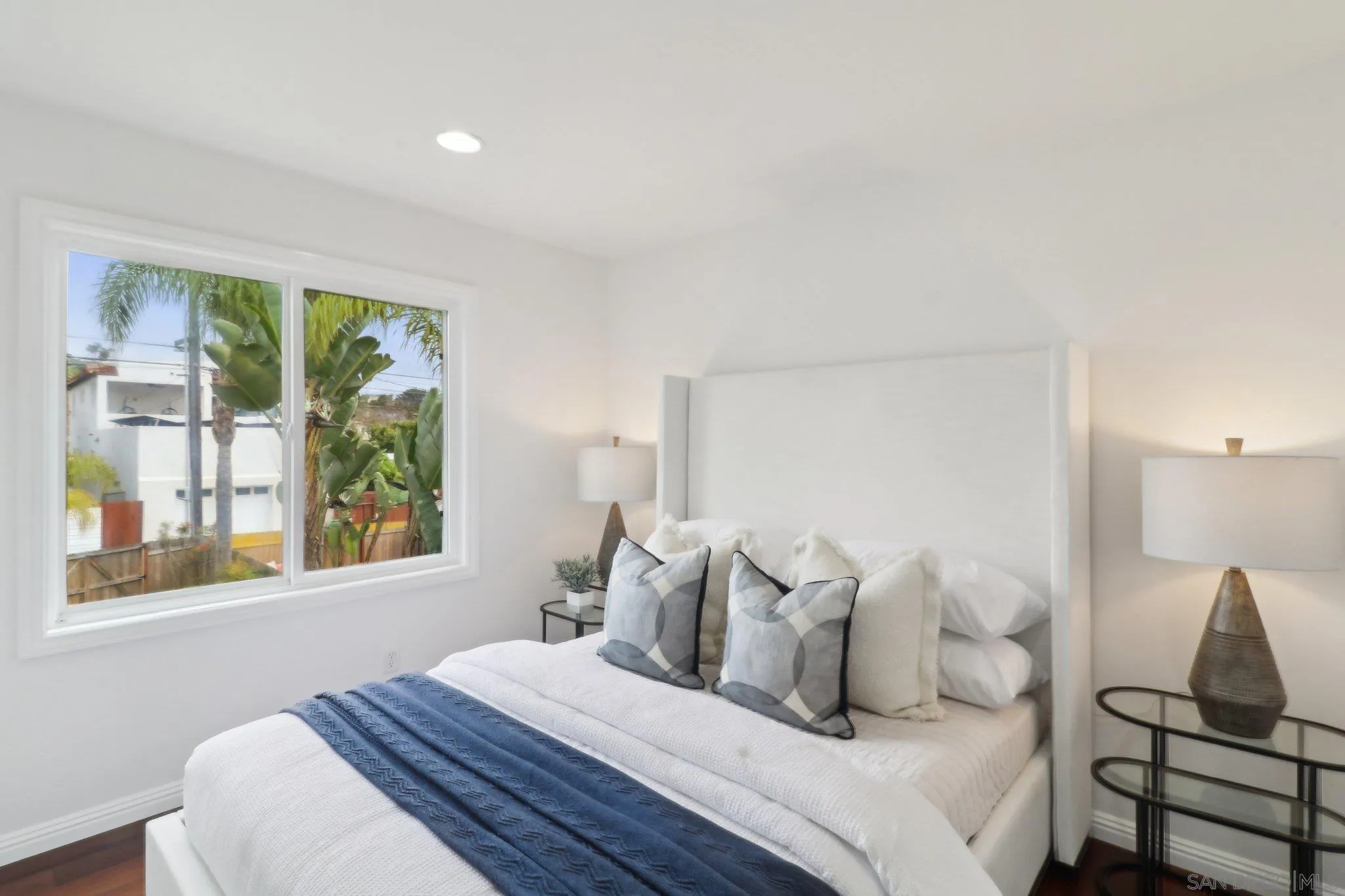 La Jolla, California 92037, United States, 4 Bedrooms Bedrooms, ,3 BathroomsBathrooms,Residential,Pending,99577