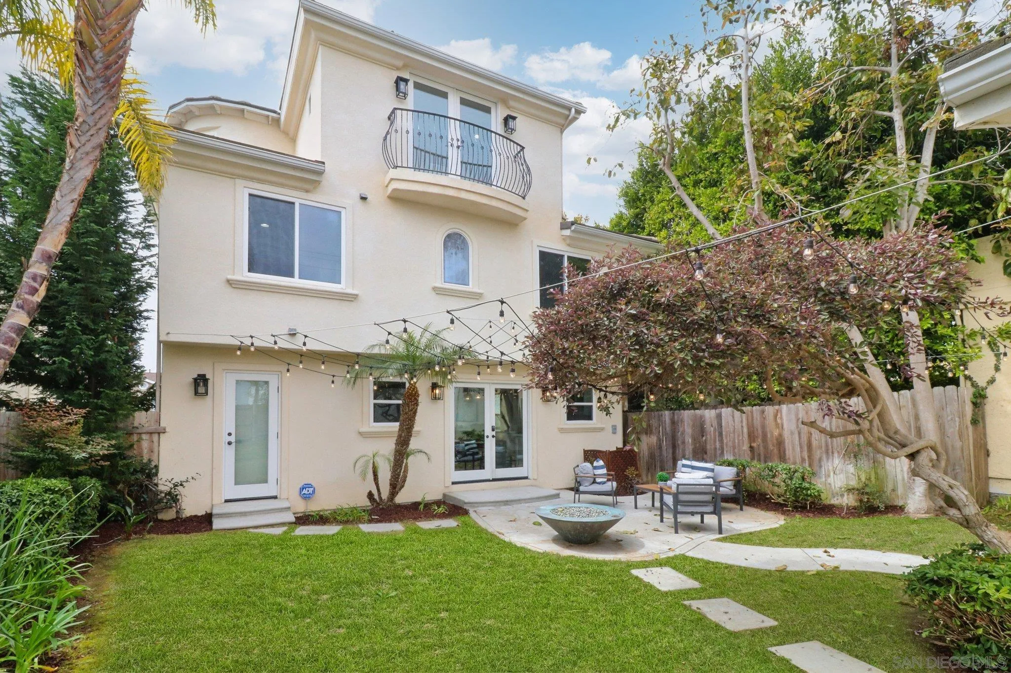 La Jolla, California 92037, United States, 4 Bedrooms Bedrooms, ,3 BathroomsBathrooms,Residential,Pending,99577