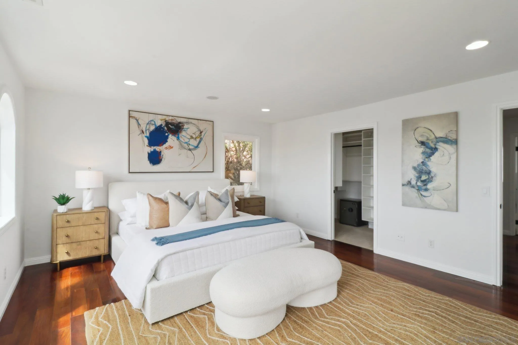 La Jolla, California 92037, United States, 4 Bedrooms Bedrooms, ,3 BathroomsBathrooms,Residential,Pending,99577