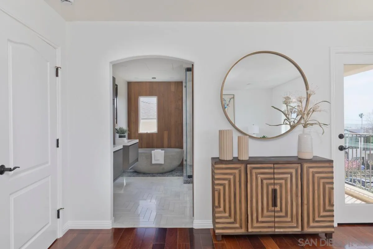 La Jolla, California 92037, United States, 4 Bedrooms Bedrooms, ,3 BathroomsBathrooms,Residential,Pending,99577