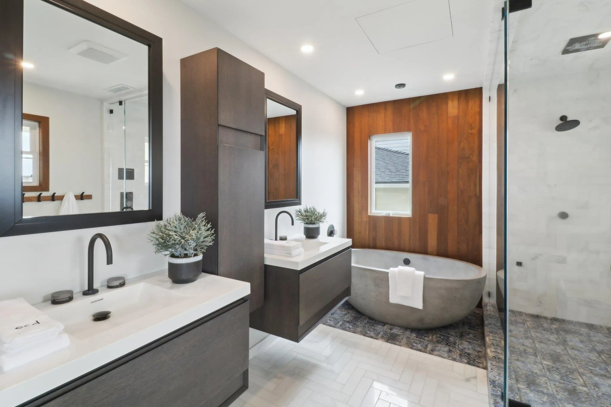 La Jolla, California 92037, United States, 4 Bedrooms Bedrooms, ,3 BathroomsBathrooms,Residential,Pending,99577