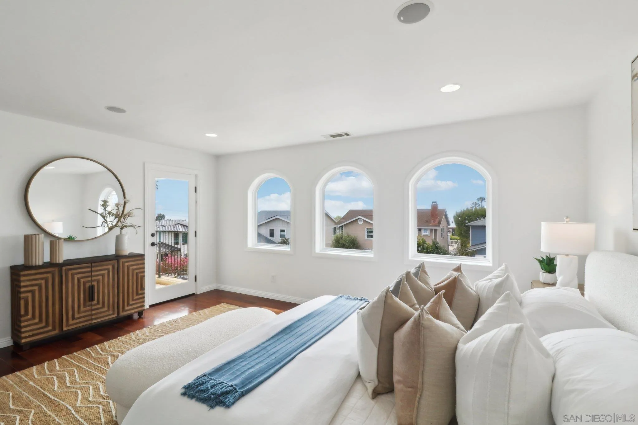 La Jolla, California 92037, United States, 4 Bedrooms Bedrooms, ,3 BathroomsBathrooms,Residential,Pending,99577