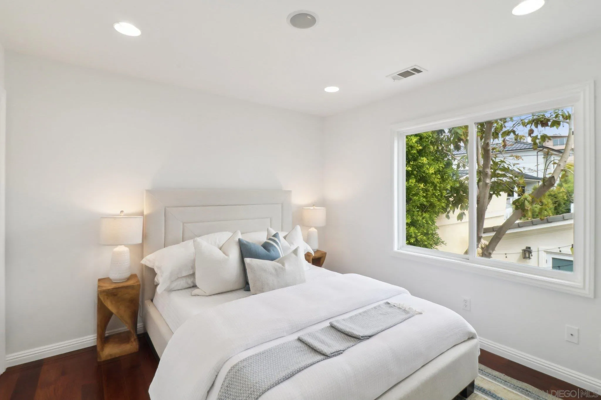 La Jolla, California 92037, United States, 4 Bedrooms Bedrooms, ,3 BathroomsBathrooms,Residential,Pending,99577