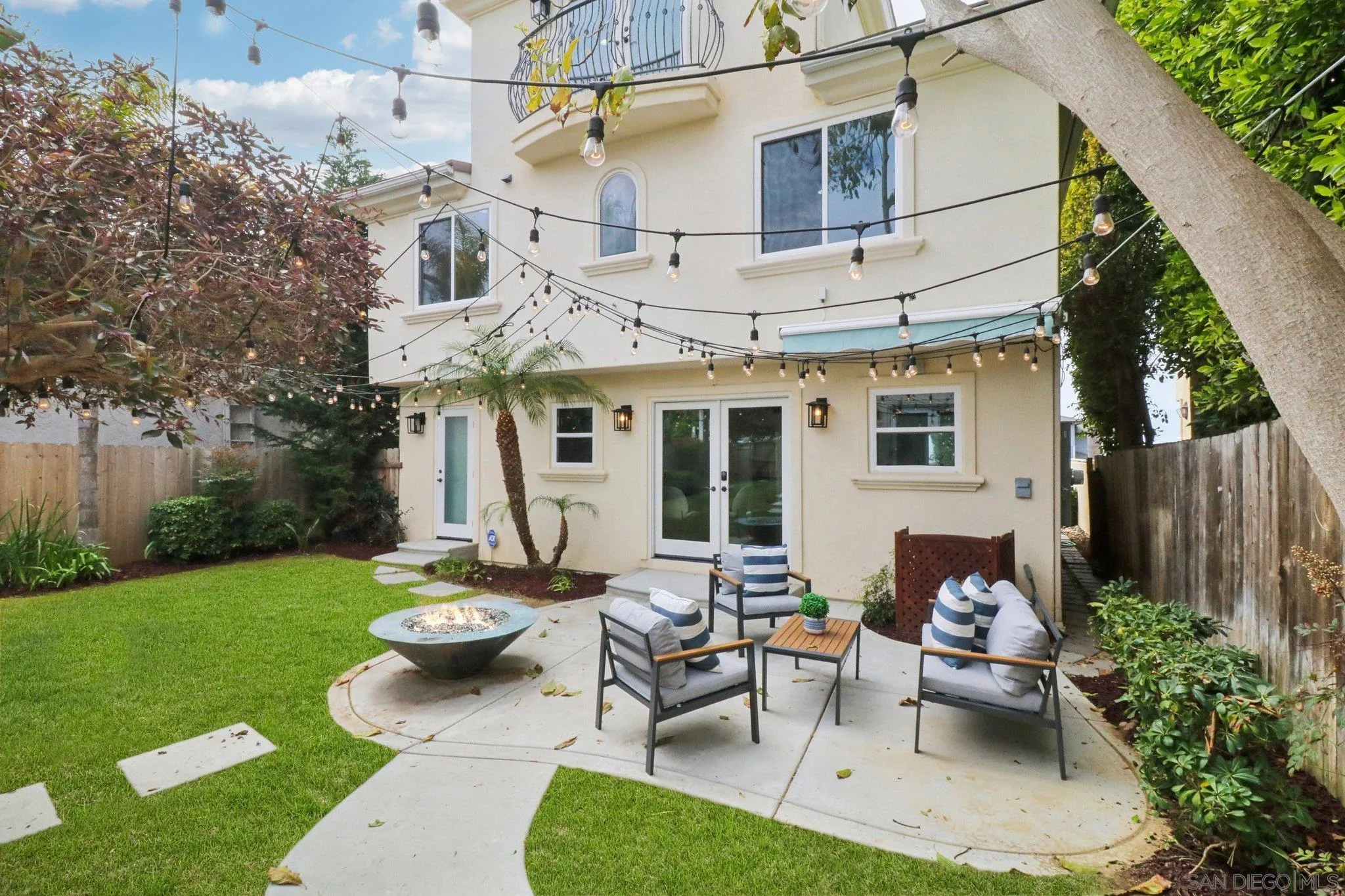 La Jolla, California 92037, United States, 4 Bedrooms Bedrooms, ,3 BathroomsBathrooms,Residential,Pending,99577