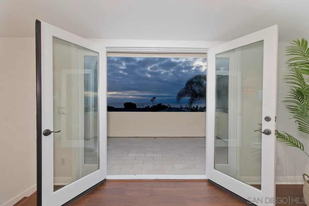 La Jolla, California 92037, United States, 4 Bedrooms Bedrooms, ,3 BathroomsBathrooms,Residential,Pending,99577