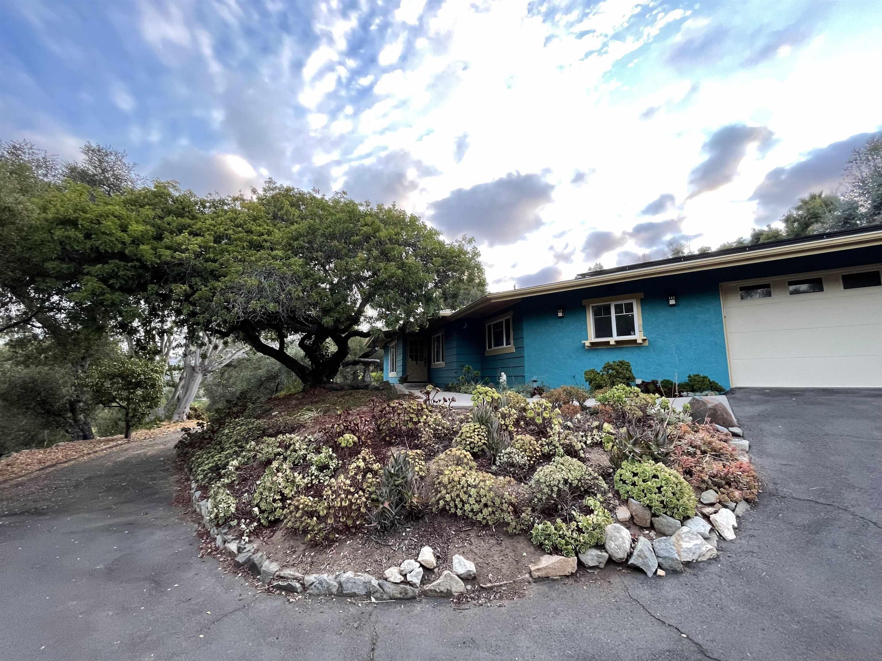 1131  Vale Terrace Dr