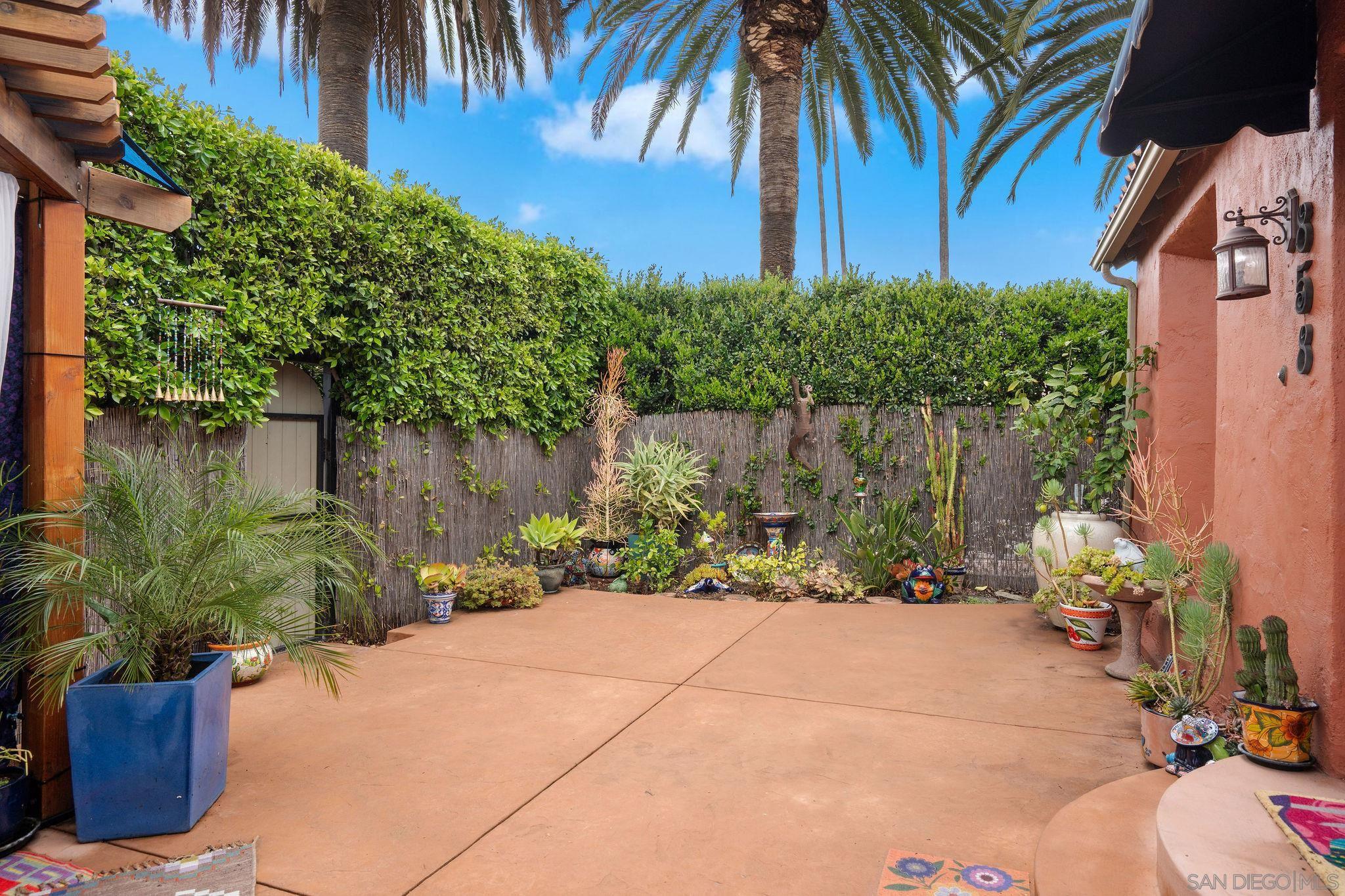 858 N Poinsettia Place