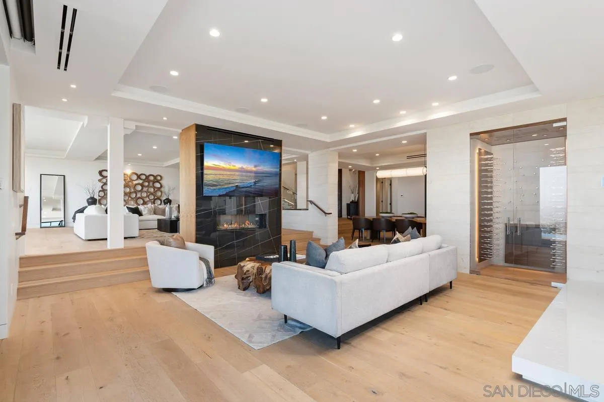 La Jolla, California 92037, United States, 5 Bedrooms Bedrooms, ,8 BathroomsBathrooms,Residential,Pending,170003