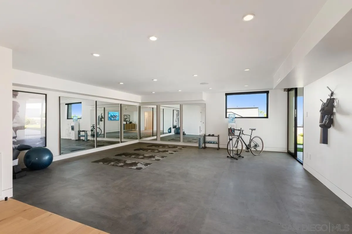 La Jolla, California 92037, United States, 5 Bedrooms Bedrooms, ,8 BathroomsBathrooms,Residential,Pending,170003