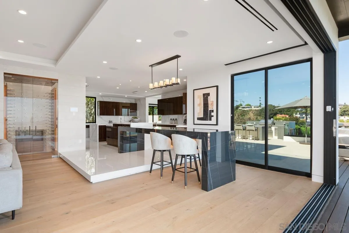 La Jolla, California 92037, United States, 5 Bedrooms Bedrooms, ,8 BathroomsBathrooms,Residential,Pending,170003