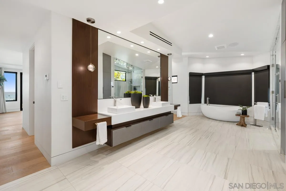 La Jolla, California 92037, United States, 5 Bedrooms Bedrooms, ,8 BathroomsBathrooms,Residential,Pending,170003