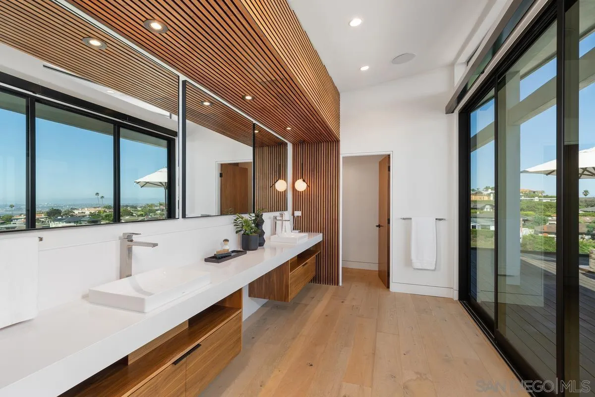 La Jolla, California 92037, United States, 5 Bedrooms Bedrooms, ,8 BathroomsBathrooms,Residential,Pending,170003