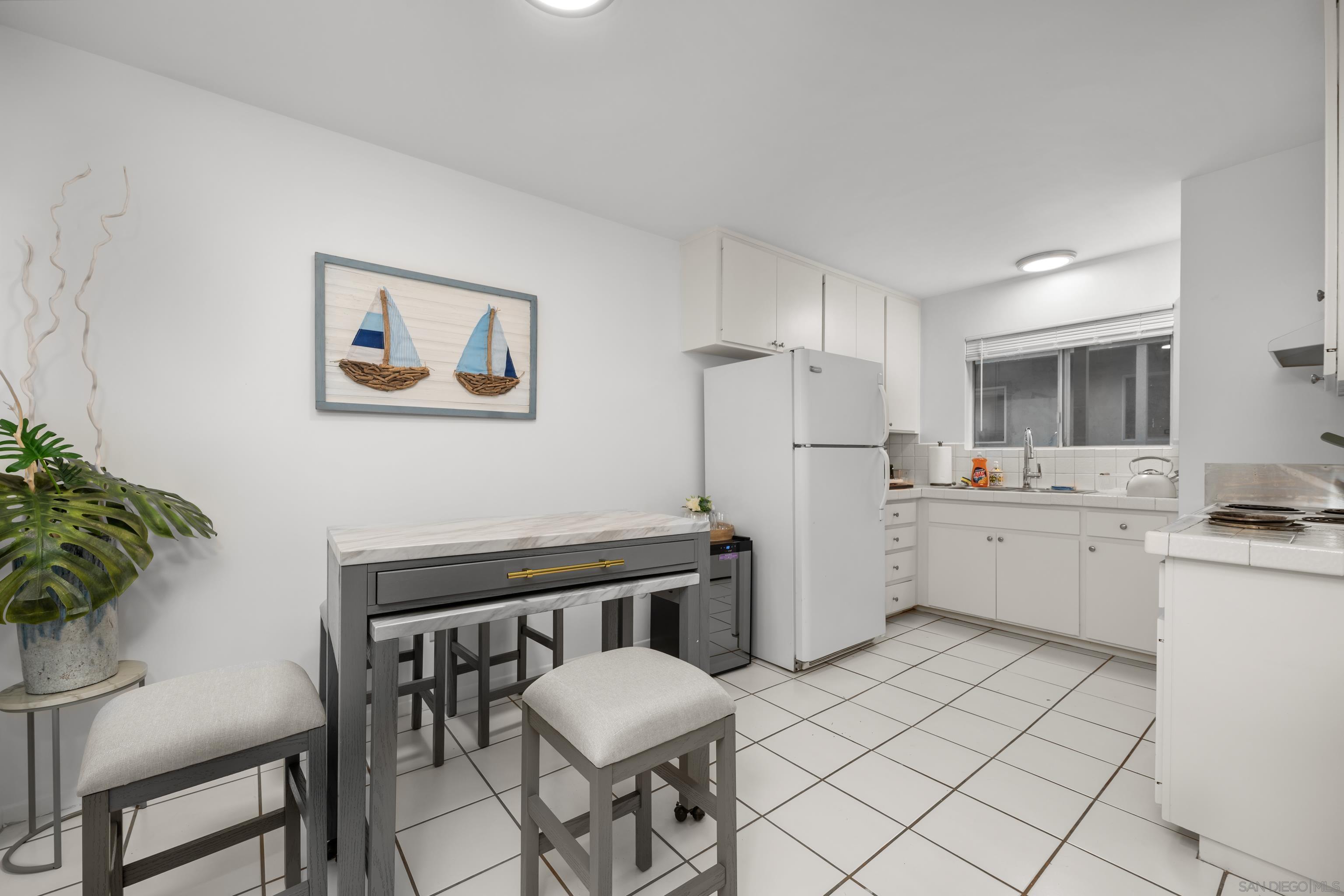 975 Laguna Dr