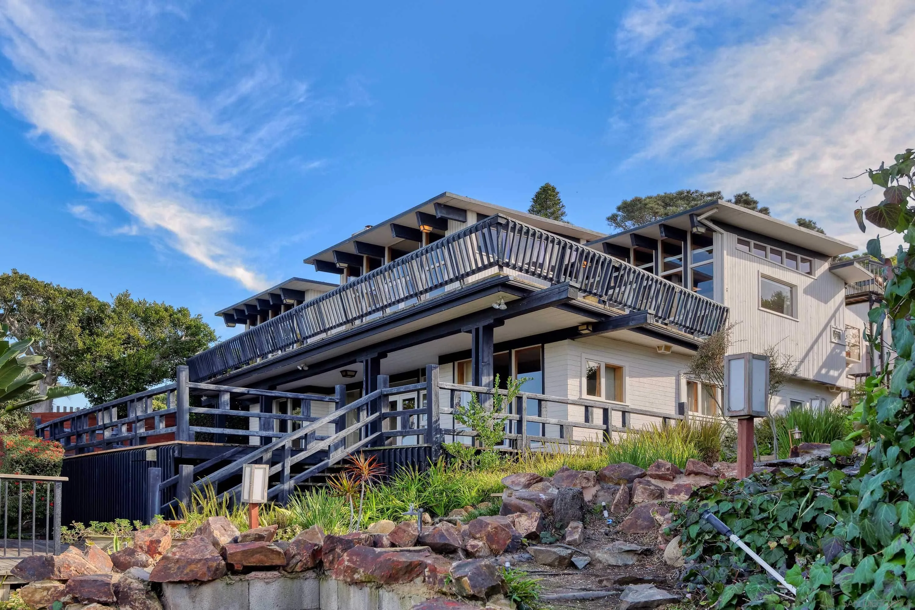 La Jolla, California 92037, United States, 4 Bedrooms Bedrooms, ,4 BathroomsBathrooms,Residential,Pending,29022