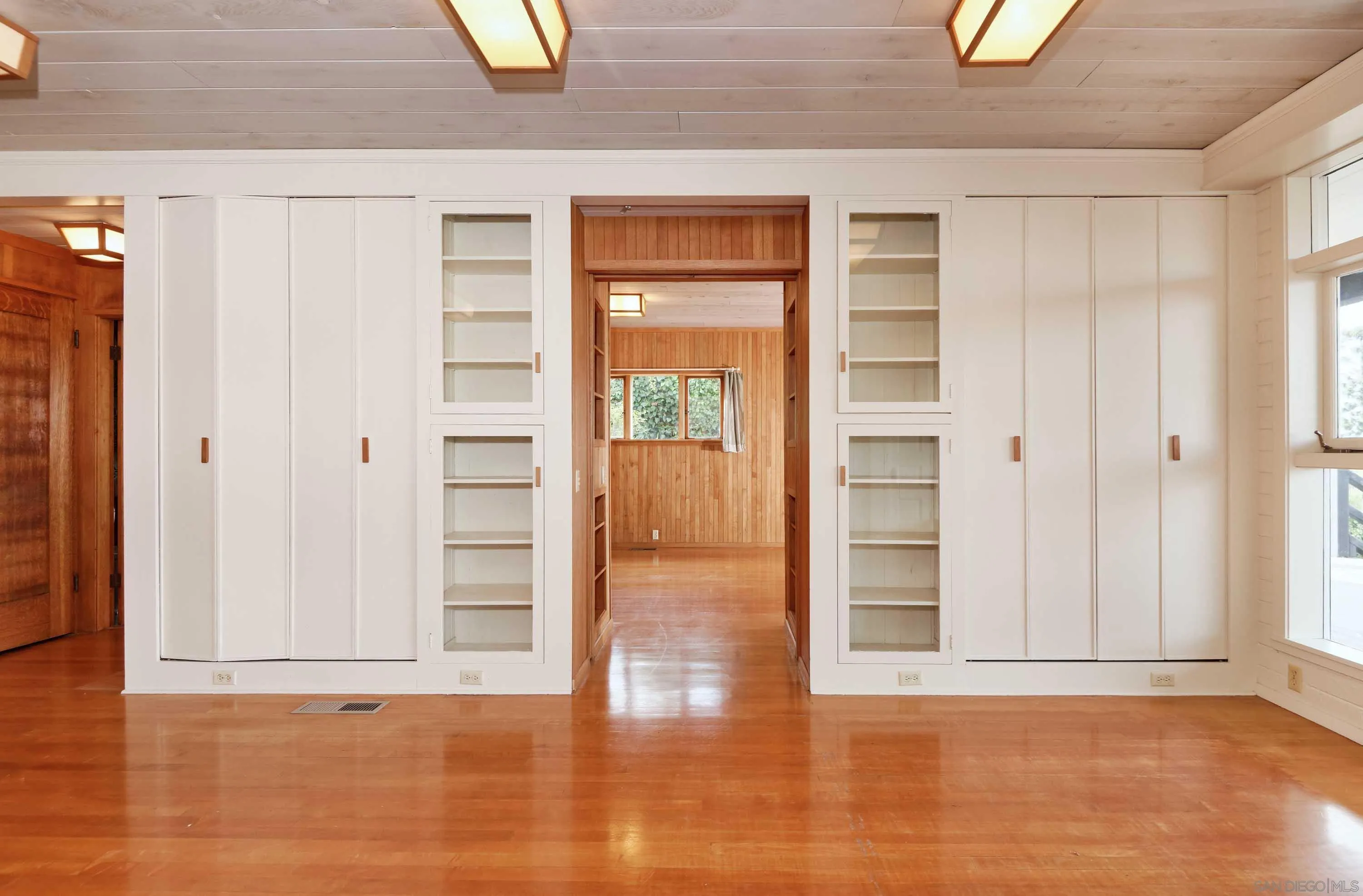 La Jolla, California 92037, United States, 4 Bedrooms Bedrooms, ,4 BathroomsBathrooms,Residential,Pending,29022