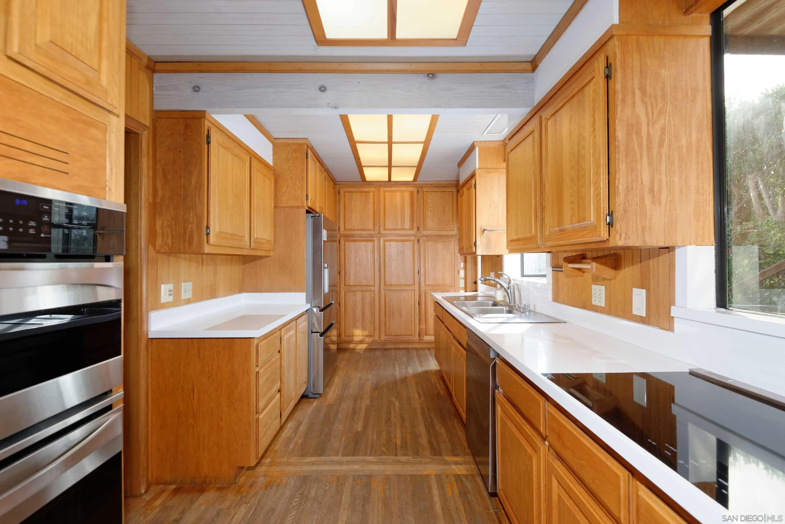 La Jolla, California 92037, United States, 4 Bedrooms Bedrooms, ,4 BathroomsBathrooms,Residential,Pending,29022