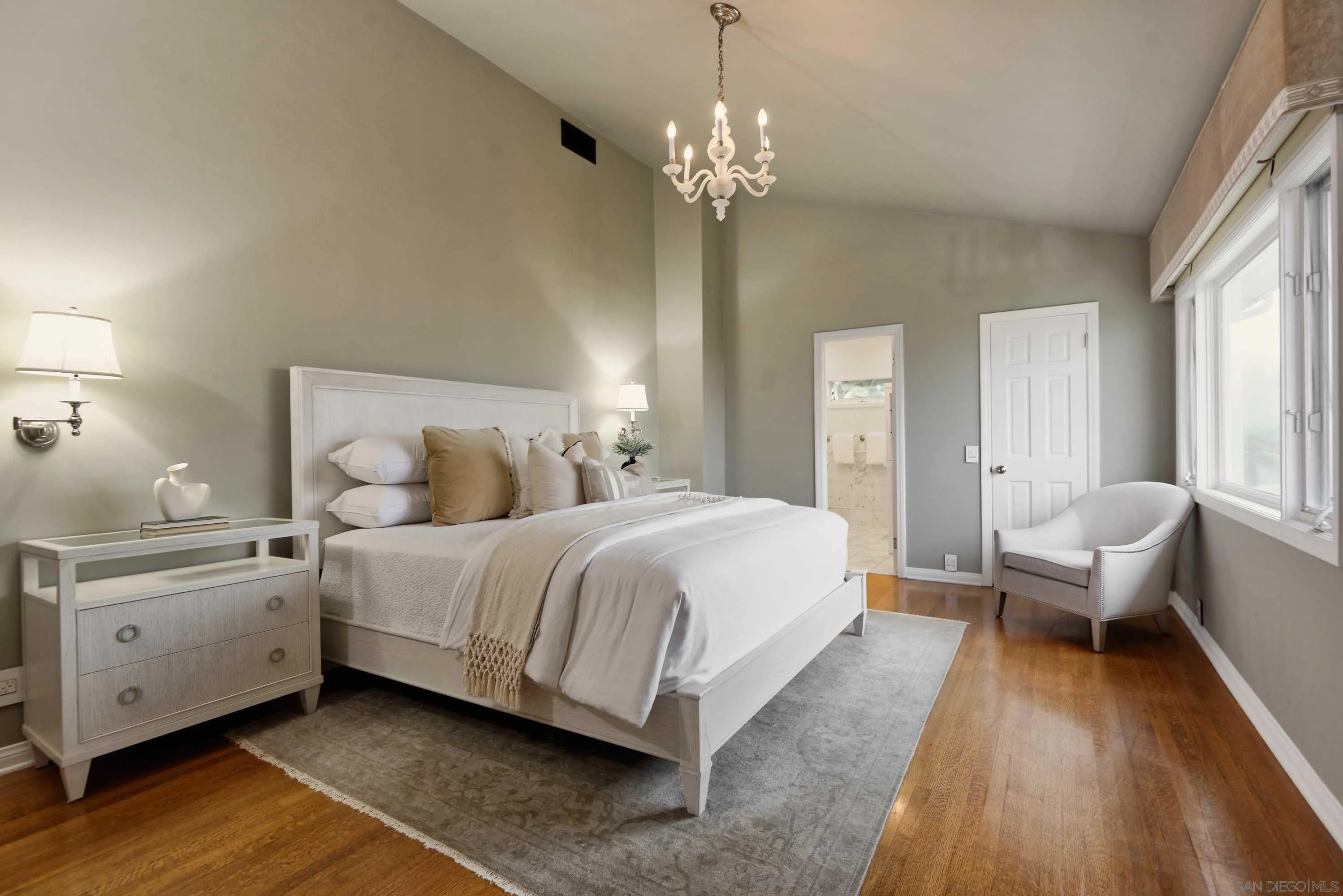 La Jolla, California 92037, United States, 4 Bedrooms Bedrooms, ,4 BathroomsBathrooms,Residential,Pending,29022