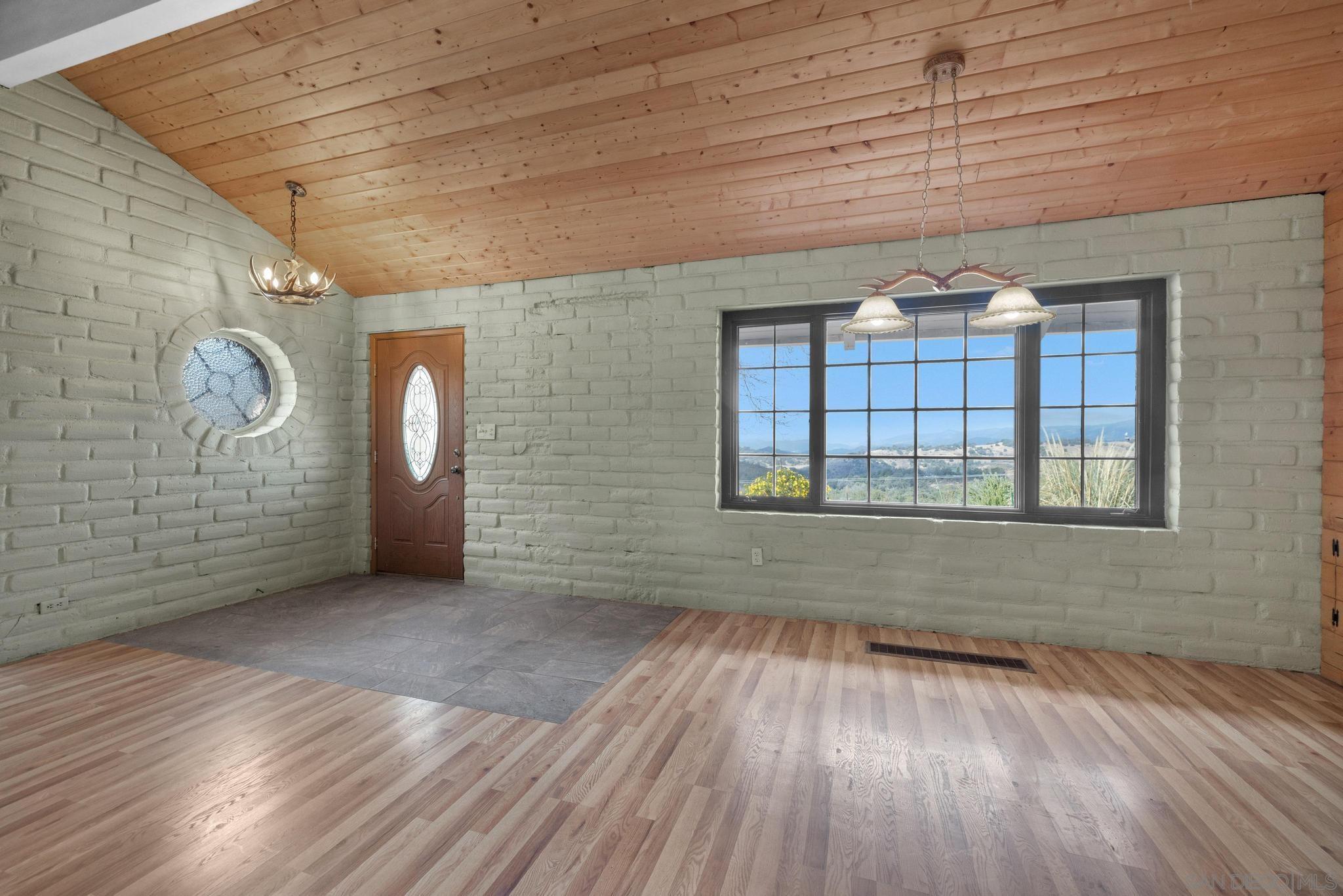 3290  Blue Jay Drive