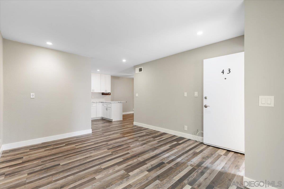 745 E Bradley Ave 43