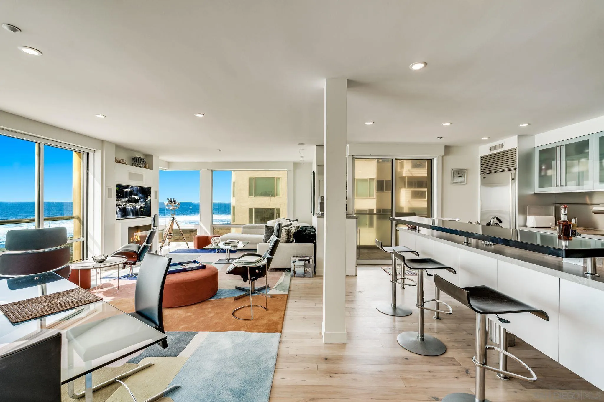 La Jolla, California 92037, United States, 3 Bedrooms Bedrooms, ,3 BathroomsBathrooms,Residential,Pending,100529