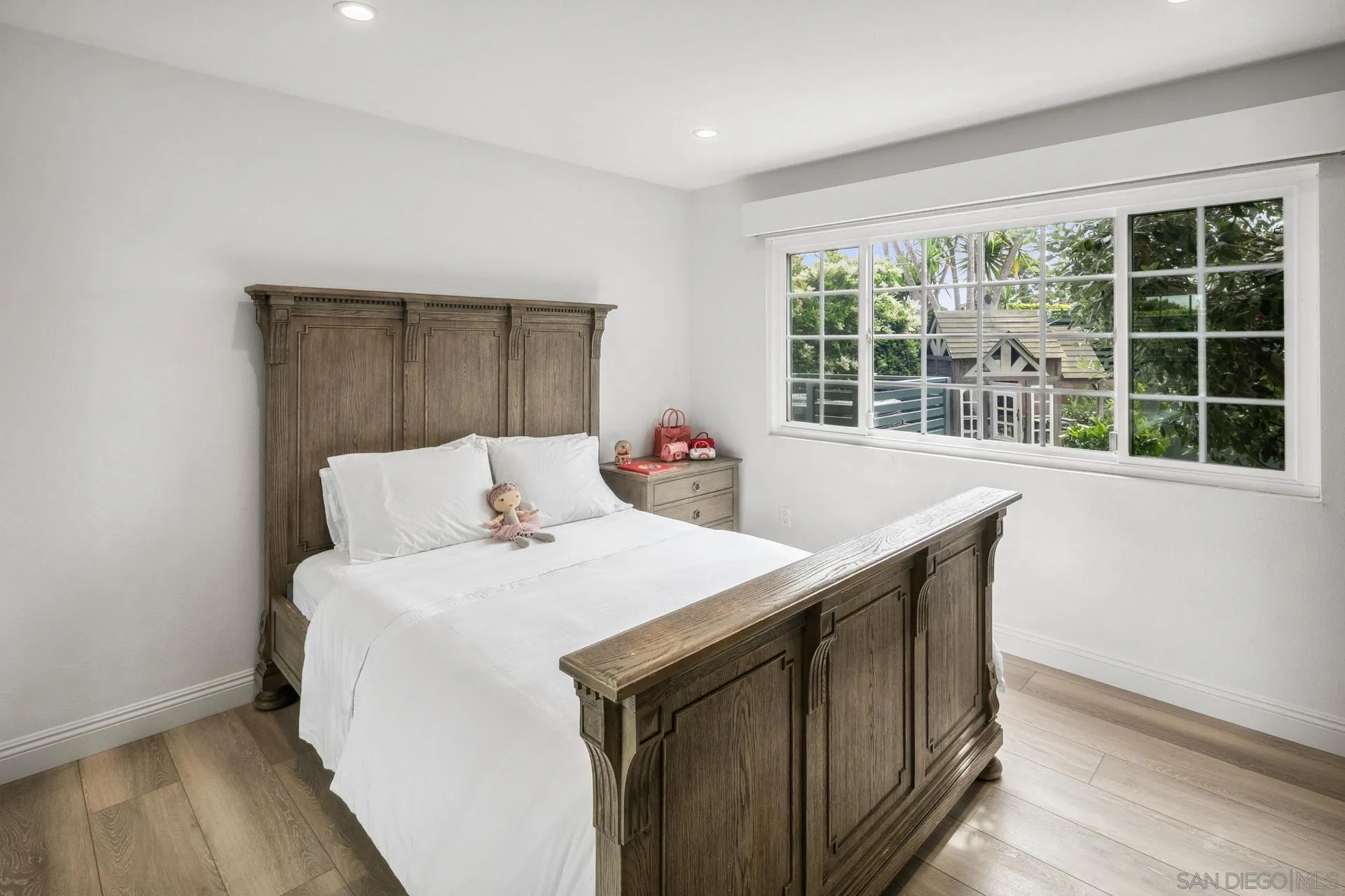 La Jolla, California 92037, United States, 4 Bedrooms Bedrooms, ,3 BathroomsBathrooms,Residential,Active,142714