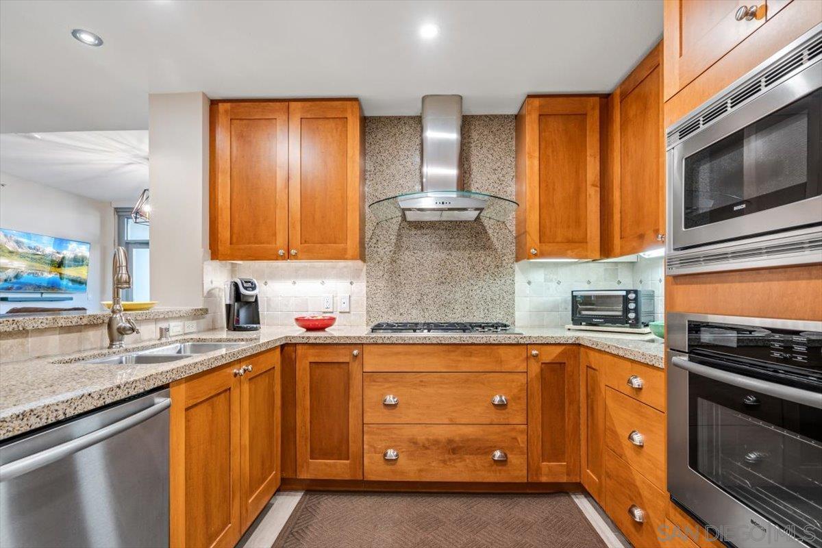 700 W E St 805