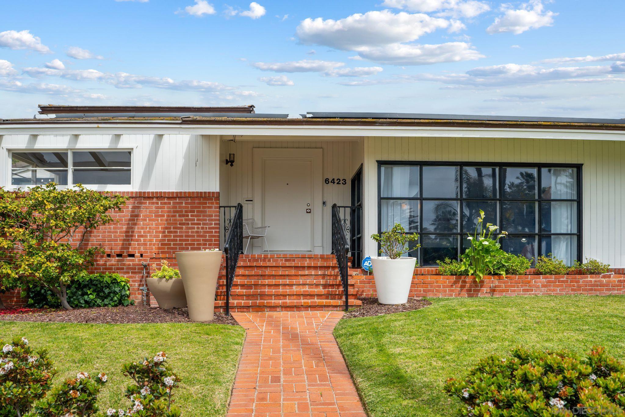 6423 Avenida Cresta