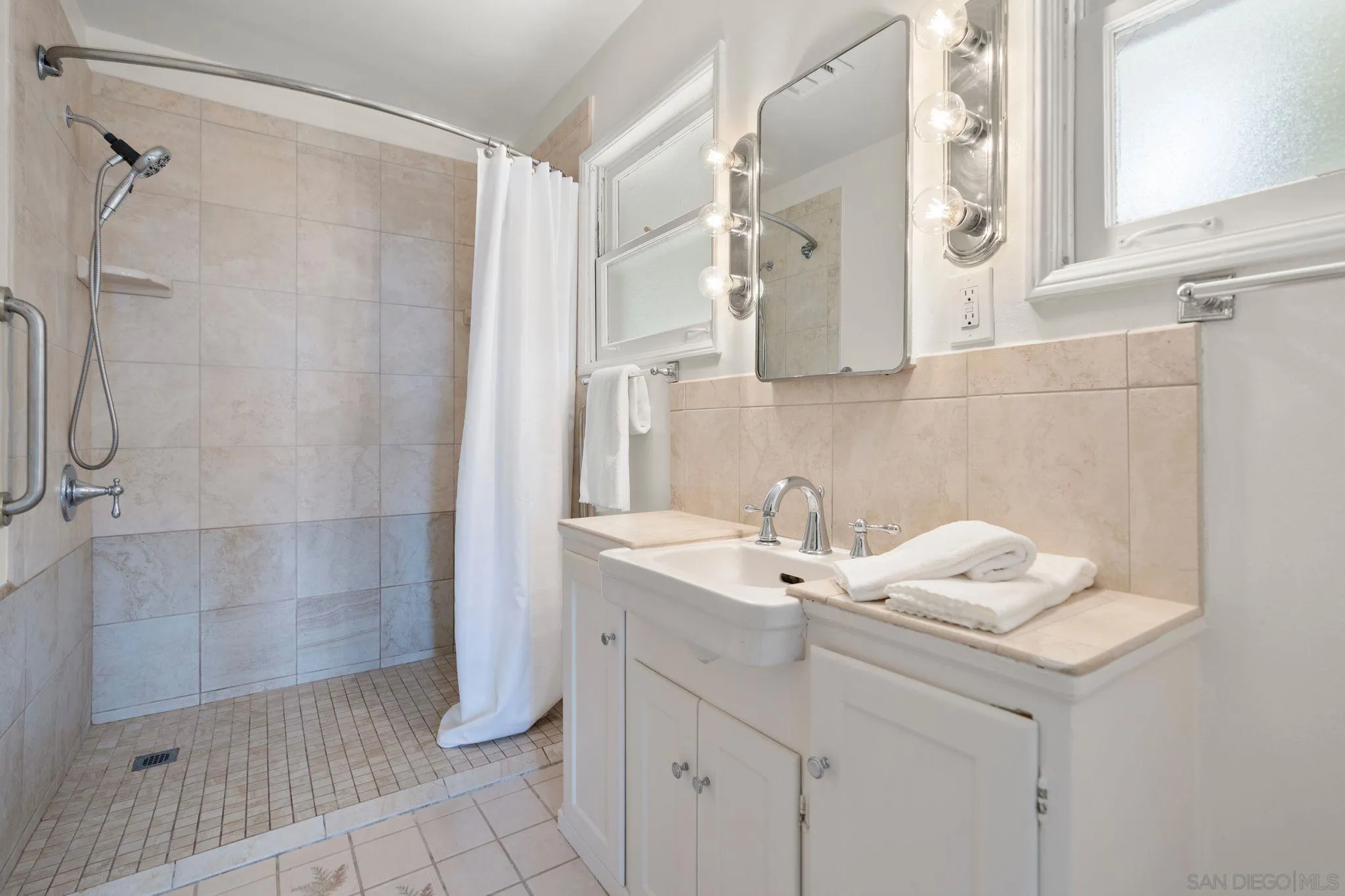 La Jolla, California 92037, United States, 5 Bedrooms Bedrooms, ,5 BathroomsBathrooms,Residential,Pending,161170