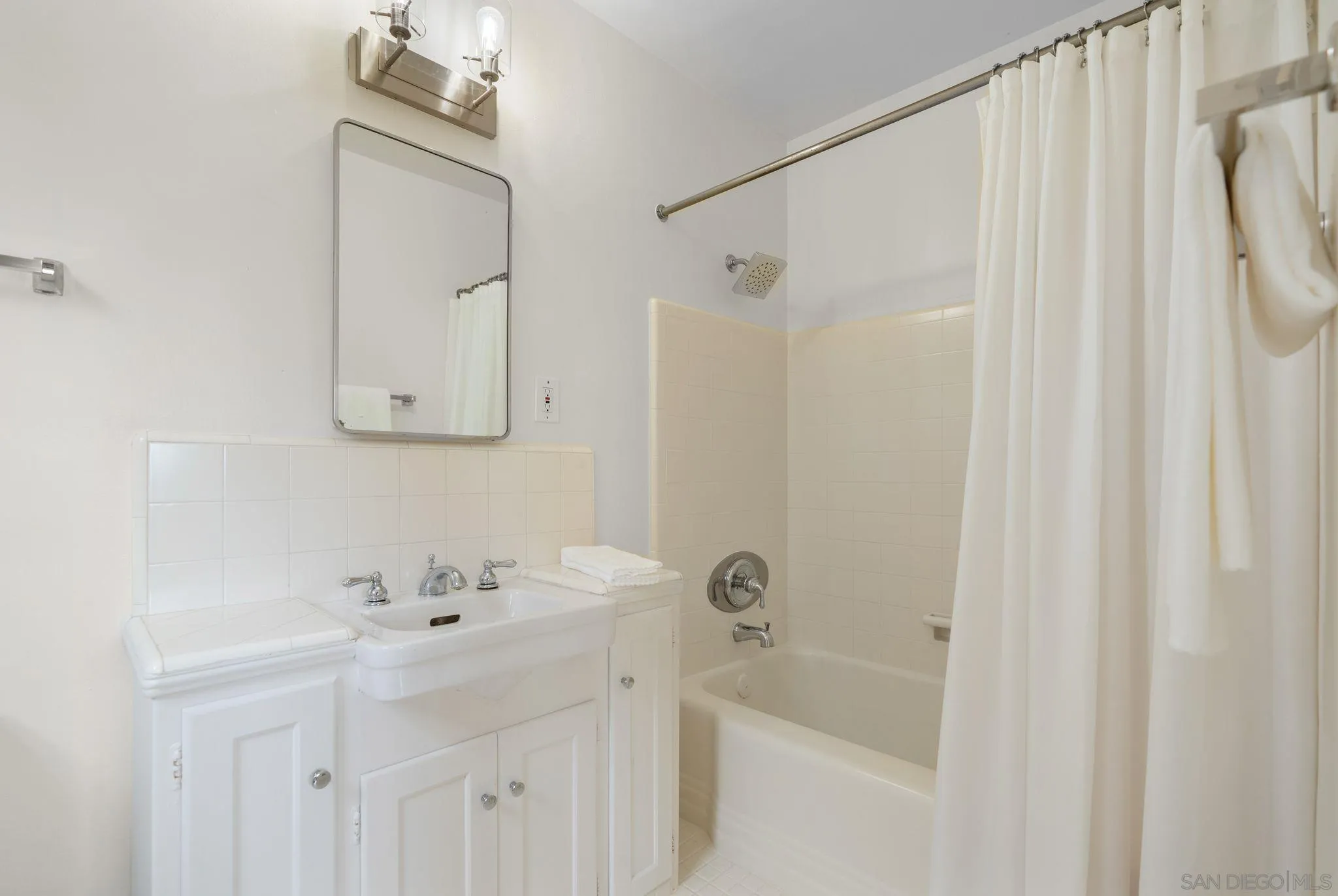 La Jolla, California 92037, United States, 5 Bedrooms Bedrooms, ,5 BathroomsBathrooms,Residential,Pending,161170