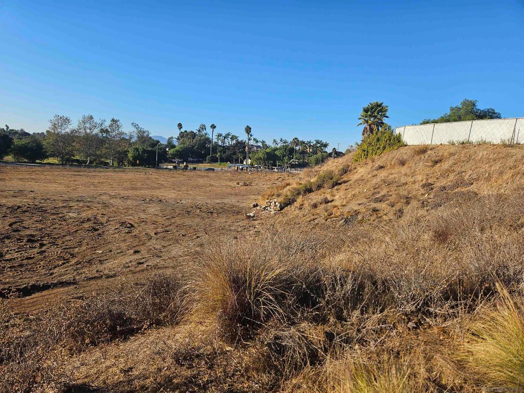 Photo of 2167 N Santa Fe Ave, Vista, CA 92084 (MLS # 240026835)