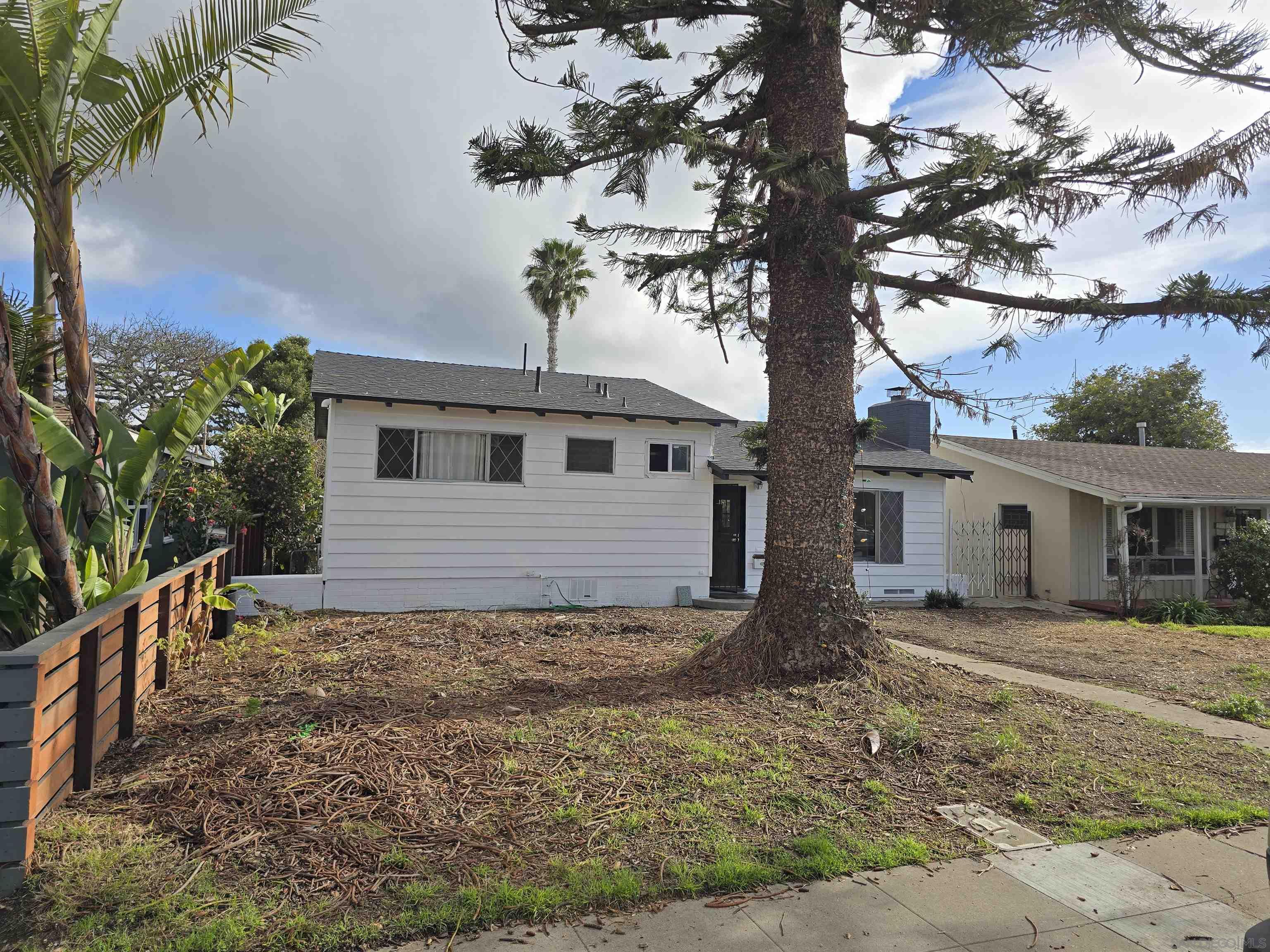 2121  Emerald St