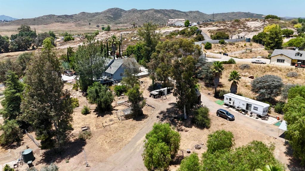 Photo of 995 Laky Ln, Ramona, CA 92065 (MLS # 250028846)