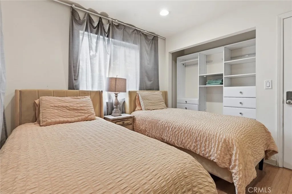 4077 Escondido