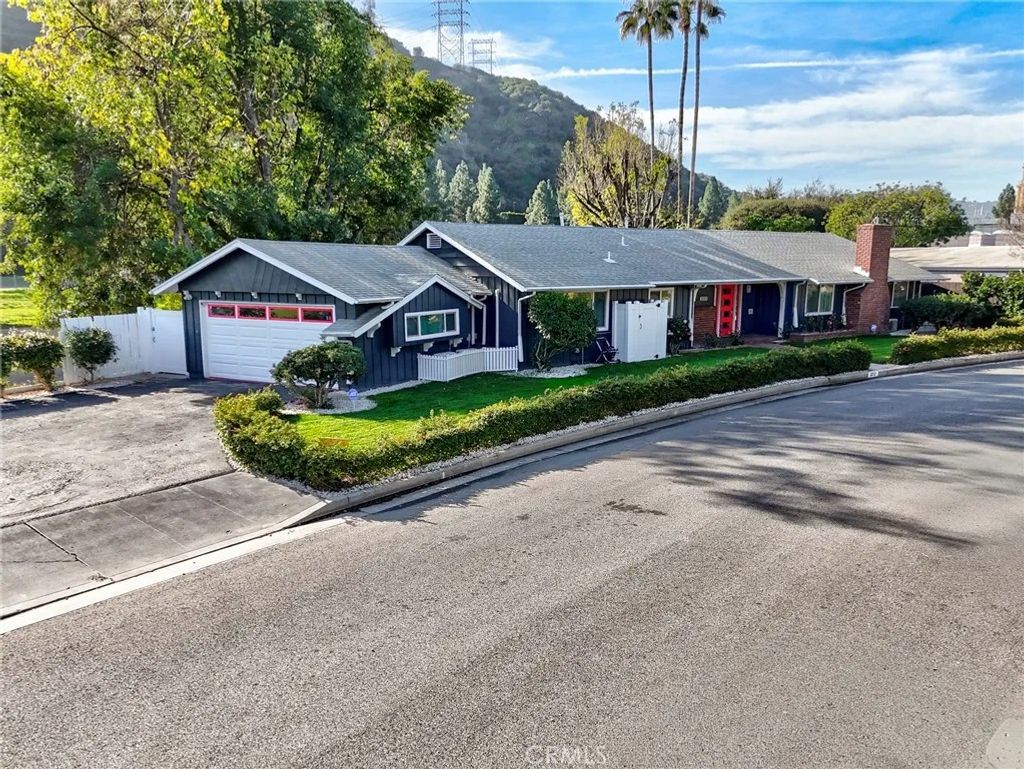 Photo of 3212 W Valley Heart Drive, Burbank, CA 91505 (MLS # SR26000247)