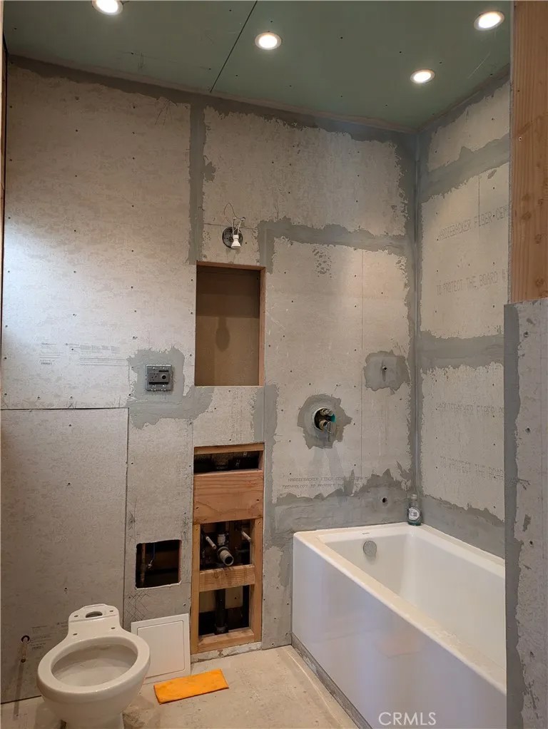 323 W 4th Street 407