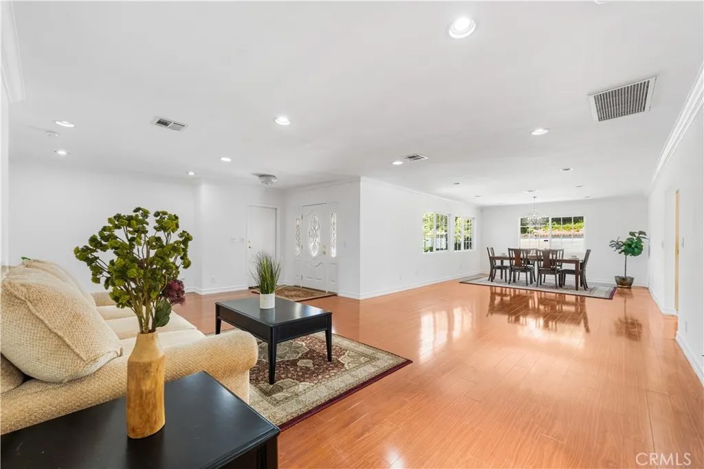 1560 Valley Vista