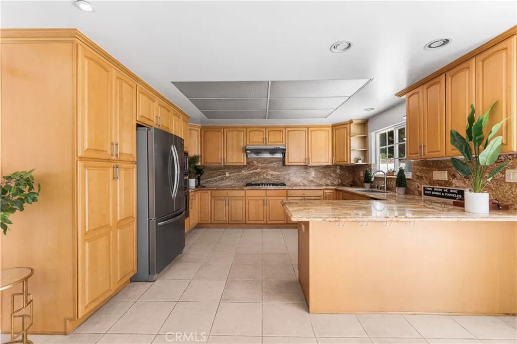 1560 Valley Vista