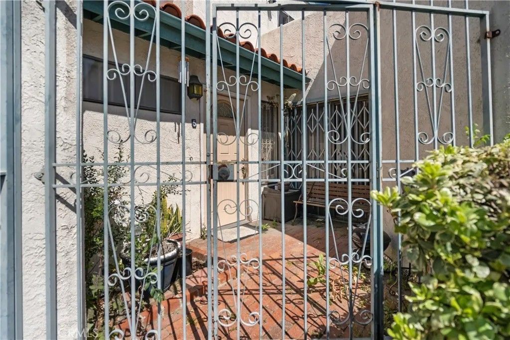 Photo of 9024 Willis Ave, Panorama City, CA 91402 (MLS # SR26059960)