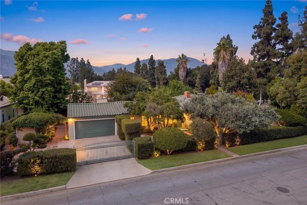 1425 S Santa Anita