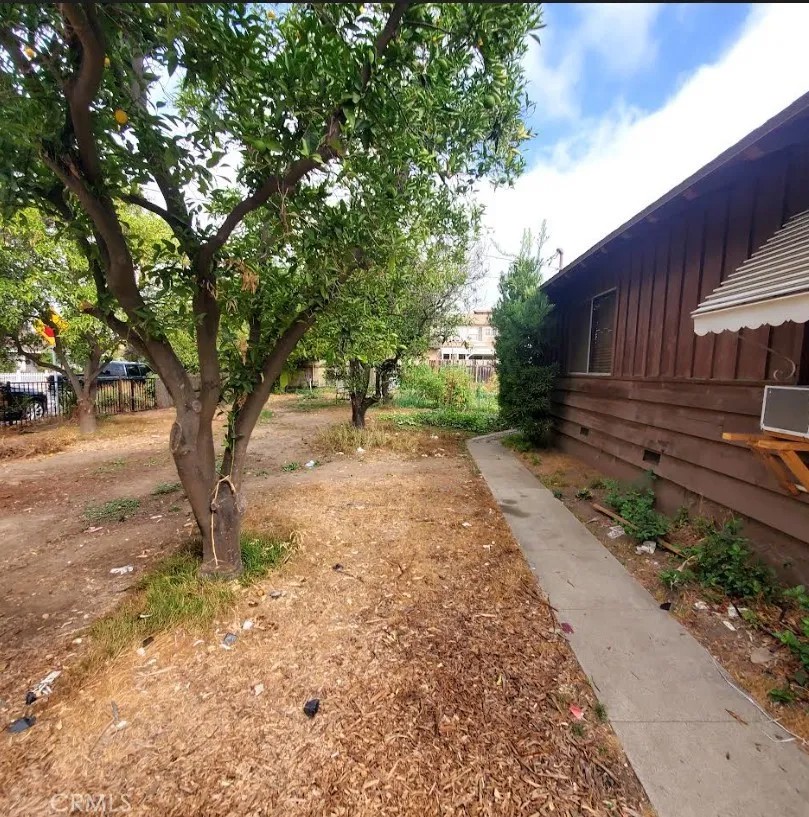 6352 N Muscatel