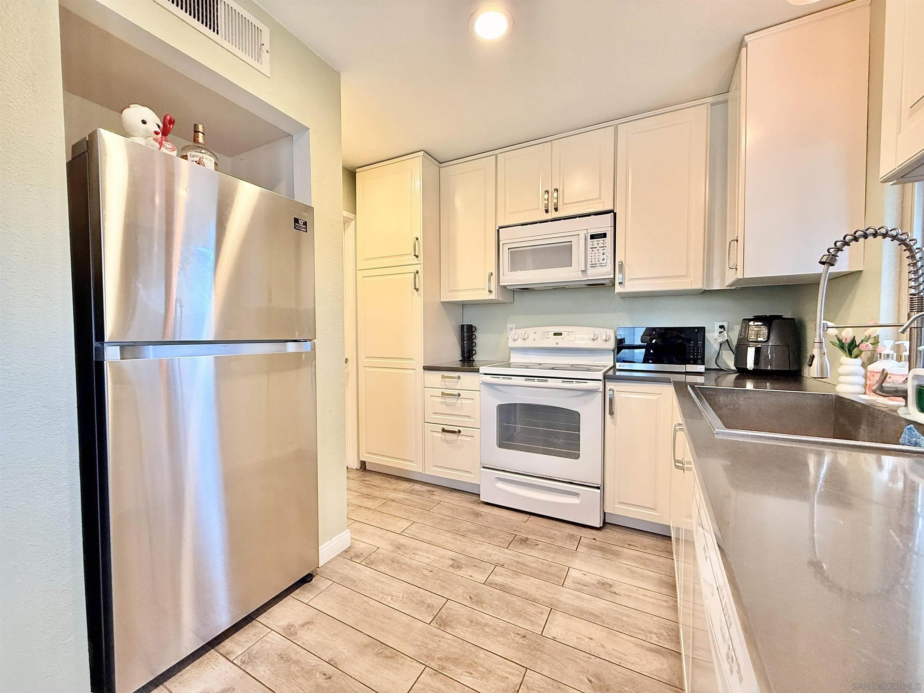 807 S Mollison Ave 24