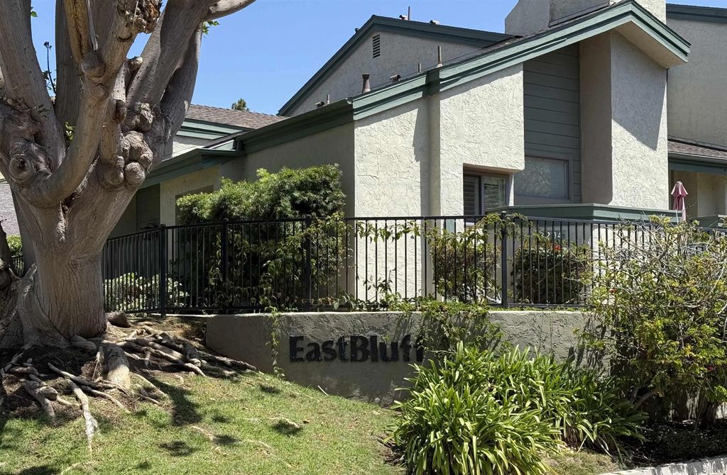 Photo of 3253 Caminito eastbluff #30, San Diego, CA 92037 (MLS # 260009990)