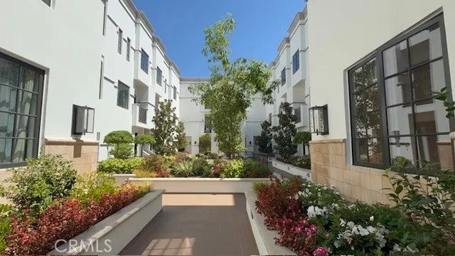 288 S Oakland 103