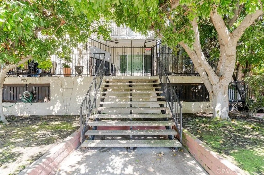 Photo of 909 E Garfield Ave #3, Glendale, CA 91205 (MLS # GD25280177)