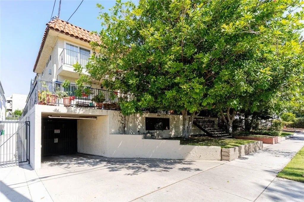 Photo of 909 E Garfield Ave #3, Glendale, CA 91205 (MLS # GD25280177)