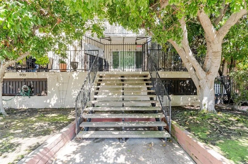 Photo of 909 E Garfield Ave #3, Glendale, CA 91205 (MLS # GD25280177)