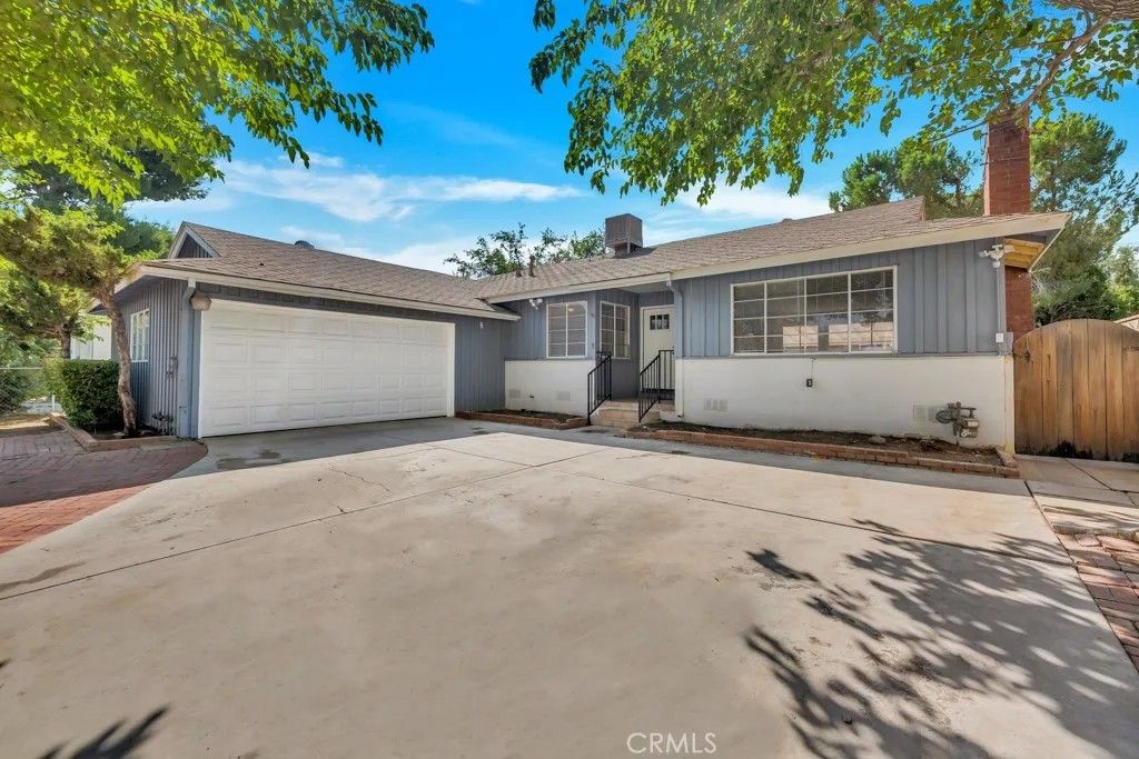 Photo of 910 W Avenue J8, Lancaster, CA 93534 (MLS # SR25248476)
